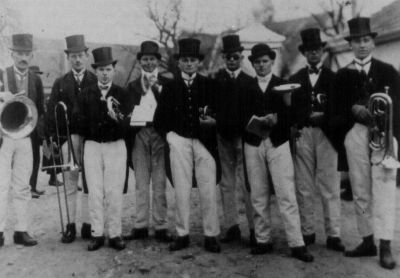 Die Fristinger Musikkapelle um das Jahr 1920 bei einem Faschingszug
