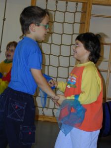 Ganz schön kompliziert: Erste Tanzversuche mit dem "Waliser Ziberli", einem Tanz aus der Schweiz. Erst marschieren, dann Scherenhüpfer, dann wieder marschieren...