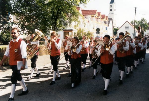 Kirchenzug zum Zelt