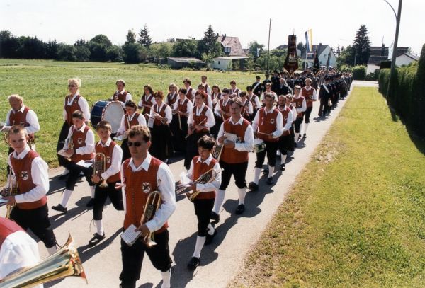 Kirchenzug zum Zelt