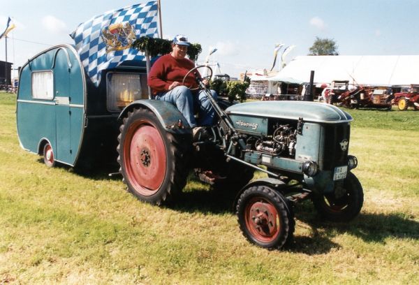 Oldtimer mit Wohnwagen