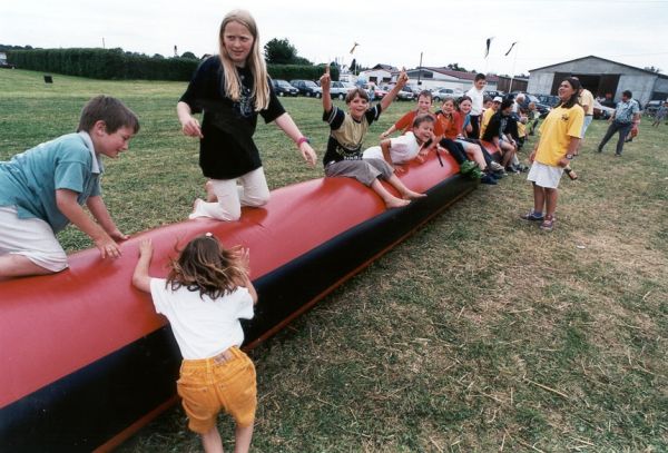 Viele Kinder auf der Luftschlange