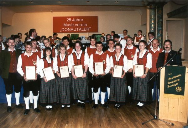 Gruppenphoto der Musiker, die ihr 10-jähriges Jubiläum feiern