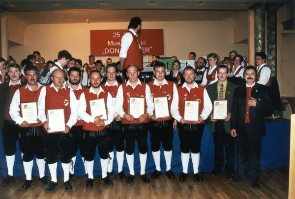 Gruppenphoto der Musiker, die ihr 20-jähriges Jubiläum feiern