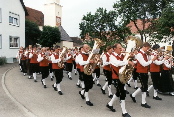 Mit Marschmusik vom Festakt zum Festzelt