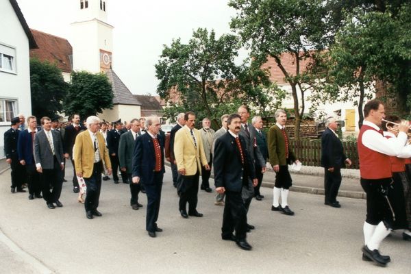 Mit Marschmusik vom Festakt zum Festzelt