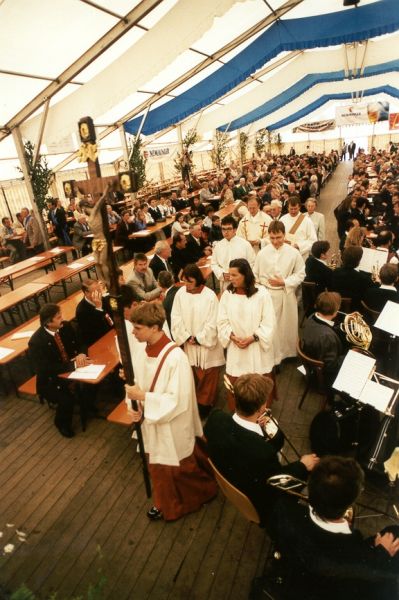 Einzug der Ministranten und Zelebraten