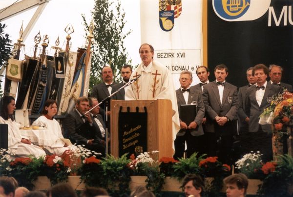 Pfarrer Paul Sinz bei der Predigt