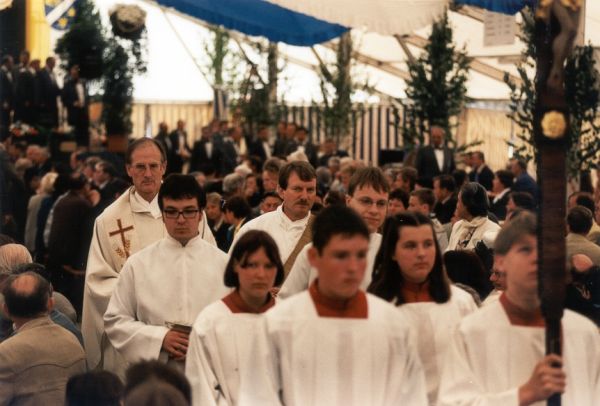 Die Zelebranten Dekan Paul Sinz und Diakon Xaver Käser mit den Ministranten