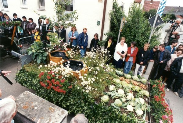 Der Festwagen des Gartenbauvereins