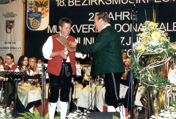 Vorstand Karl Hörbrand mit dem Dirigent der Stadtkapelle Gundelfingen Hermann Kalcher