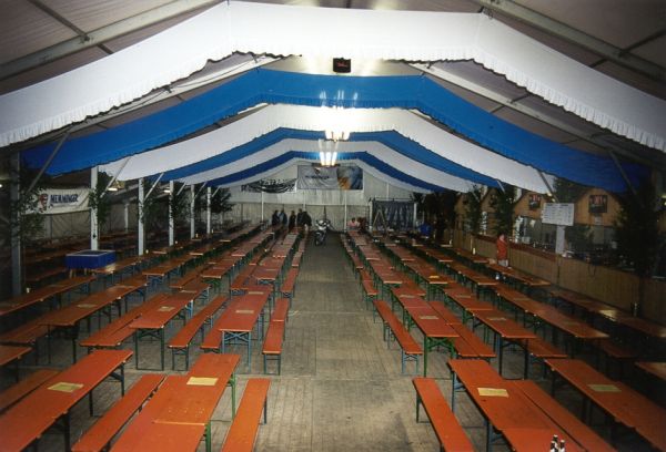 Das fertig dekorierte Festzelt