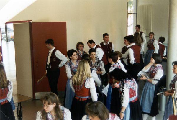 Wartende Mitglieder einer teilnehmenden Musikkapelle